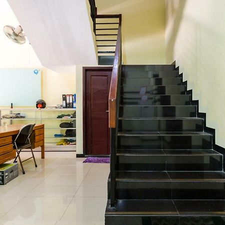 Hotel Reddoorz Syariah @ Ketintang Surabaya Exterior foto